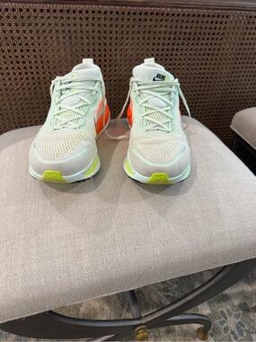 Nike men’s Vomero 18 running shoes size 10.5